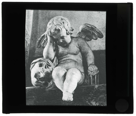 Cathédrale Notre-Dame d'Amiens (Somme), ange pleureur sur un monument funéraire.