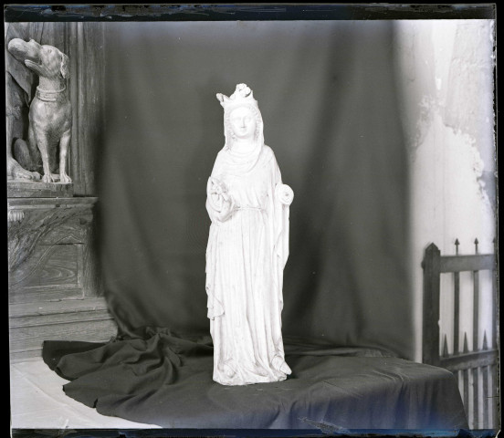 Statue en marbre, du XIVe ou XVe siècle, de Sainte-Catherine, dans l'église de Bézu-la-Forêt (Eure).