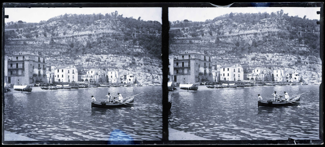 Village sur les coteaux d'une montagne, probablement en Italie.