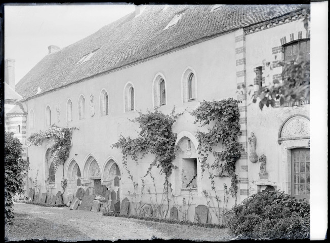 Plaques armoriées disposées le long du mur extérieur du dortoir de l'ancienne abbaye du Breuil-Benoît, sur la commune de Marcilly-sur-Eure (Eure)