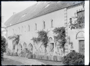 Plaques armoriées disposées le long du mur extérieur du dortoir de l'ancienne abbaye du Breuil-Benoît, sur la commune de Marcilly-sur-Eure (Eure)