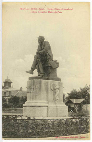 Pacy-sur-Eure. Statue Edouard Isambard ancien Député et Maire de Pacy.