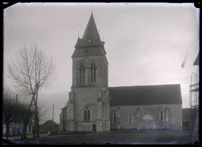 Église de Saint-Pierre-d'Autils (Eure), clocher et abside.