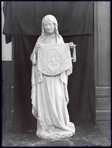Statue en pierre de Sainte-Véronique de l'église d'Écouis (Eure).