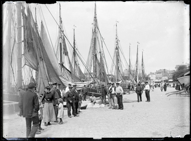 Bateaux de pêche, équipages et promeneurs au port de Trouville-sur-Mer (Calvados).