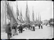 Bateaux de pêche, équipages et promeneurs au port de Trouville-sur-Mer (Calvados).