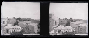 Vue de mausolées, d'habitations et de l'arrière d'une église.