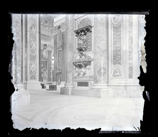 Intérieur de la Basilique Saint-Pierre et tombeau du pape Innocent VIII au Vatican