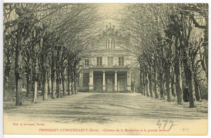 Pressagny-l'Orgueilleux. Château de la Madeleine et la grande Avenue.