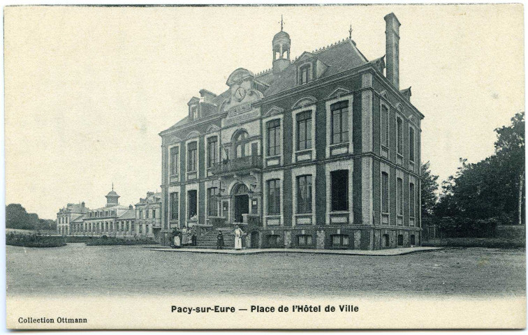 Pacy-sur-Eure. Place de l'Hôtel de Ville.