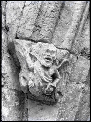 Détail de corbeau des ruines de l'abbaye de Jumièges (Seine-Maritime).