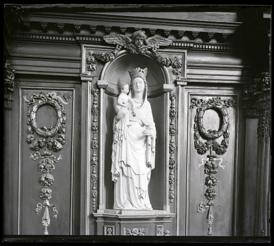 Statue en marbre de la Vierge à l'Enfant dans la chapelle de la Vierge de l'église Notre-Dame d'Écouis (Eure)