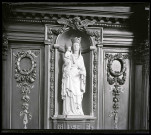 Statue en marbre de la Vierge à l'Enfant dans la chapelle de la Vierge de l'église Notre-Dame d'Écouis (Eure)