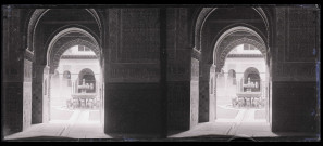 Vue de la fontaine aux lions de l'Alhambra de Grenade (Espagne).