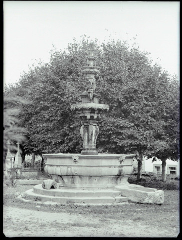 Fontaine ornementée d'église bretonne.