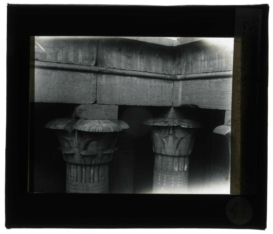Temple d'Edfou (Égypte), deux chapiteaux.