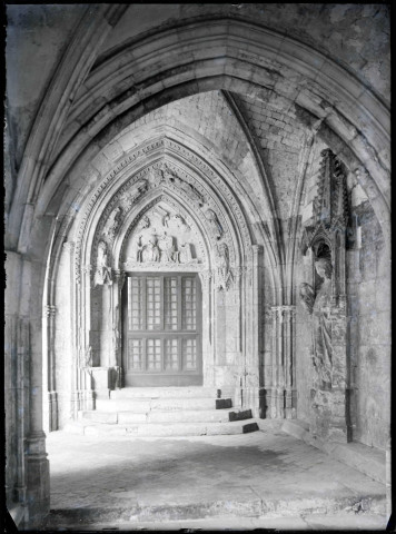 Statue de Vierge et l'enfant et portail de la galerie sud du cloître de l'abbaye Notre-Dame de Fontenelle de Saint-Wandrille-Rançon (Seine-Maritime) représentant le couronnement de la Vierge.