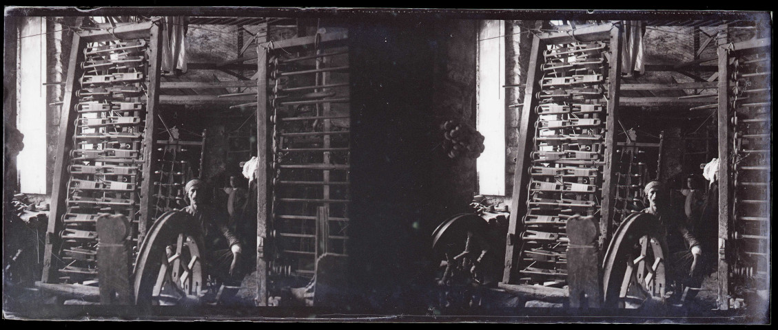 Intérieur d'un atelier de filage et tissage.