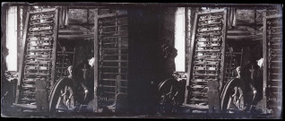 Intérieur d'un atelier de filage et tissage.