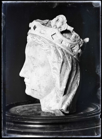 Statue de la Vierge à l'enfant de Lisors (Eure), tête.