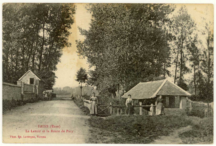 Fains. Le Lavoir et la Route de Pacy.