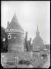 Église et cimetière breton, tour fortifiée.