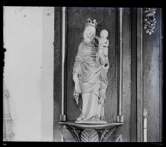 Statue de Vierge à l'enfant en calcaire polychrome, du retable latéral Nord de l'église Saint-Sigismond de Nojeon-en-Vexin (Eure, France).