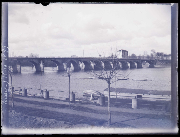 Pont ancien de Poissy (Yvelines) le 5 mars 1899.