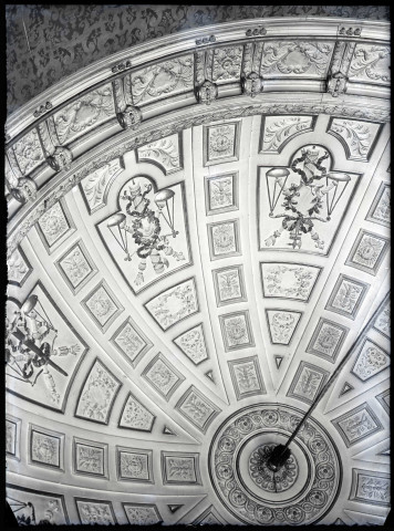 Plafond intérieur de la tourelle du palais de justice de Rouen (Seine-Maritime).