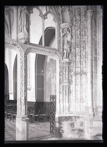 Portail intérieur ouest côté chapelle et statue de Louis XI de la chapelle du Saint-Esprit de Rue (Somme).