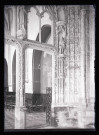 Portail intérieur ouest côté chapelle et statue de Louis XI de la chapelle du Saint-Esprit de Rue (Somme).