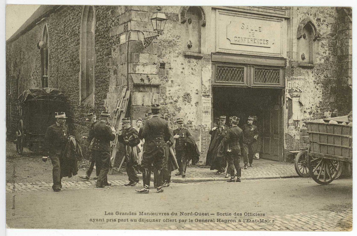 Verneuil-sur-Avre. Les Grandes Manoeuvres du Nord-Ouest - Sortie des Officiers ayant pris part au déjeuner offert par le Général Hagron à l'Etat-Major.