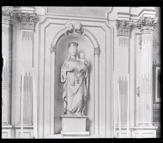 Statue de Vierge à l'enfant.