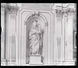 Statue de Vierge à l'enfant.