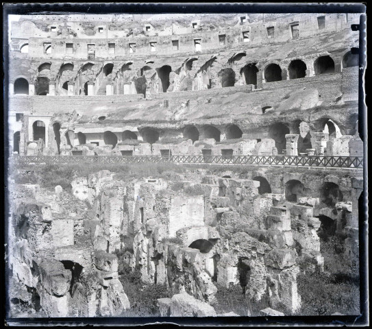 Ruines et vestiges d'une arène romaine.