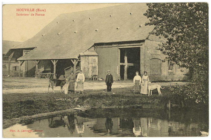 Houville-en-Vexin. Intérieur de Ferme.