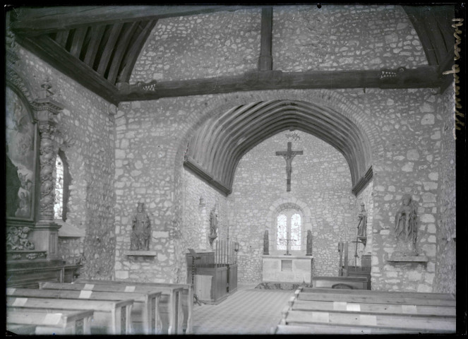 Intérieur de l'église de Ménesqueville (Eure).
