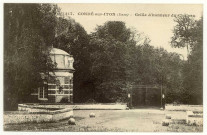 Condé-sur-Iton. Grille d'honneur du Château.
