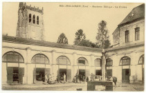 Bec-Hellouin (Le). Ancienne Abbaye-Le Cloître.