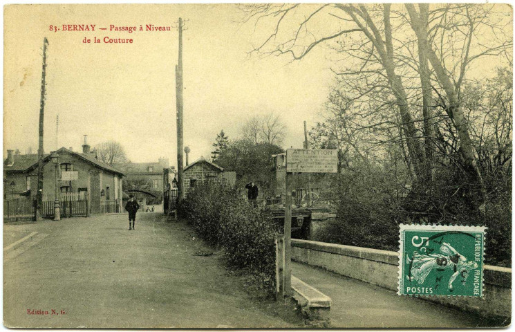 Bernay. Passage à niveau de la Couture.