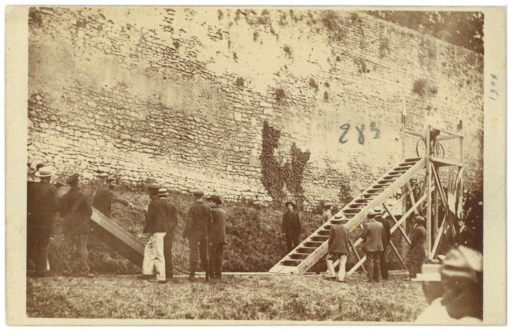 Gisors. Murs d'enceintes.