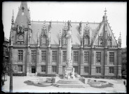 Façade sur rue du palais de justice de Rouen (Seine-Maritime) et monument à la Victoire de Rouen (œuvre de Maxime Réal del Sarte).