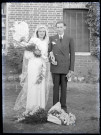 Portrait d'un couple de jeunes mariés devant l'épicerie de la famille Duramé à Rosay-sur-Lieure (Eure).