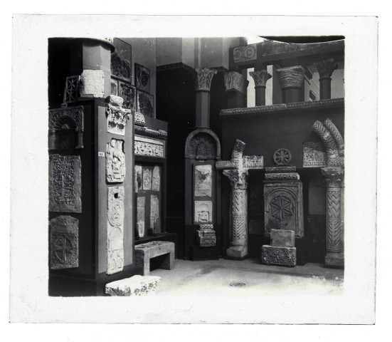 Salle et collections d'un musée égyptien.