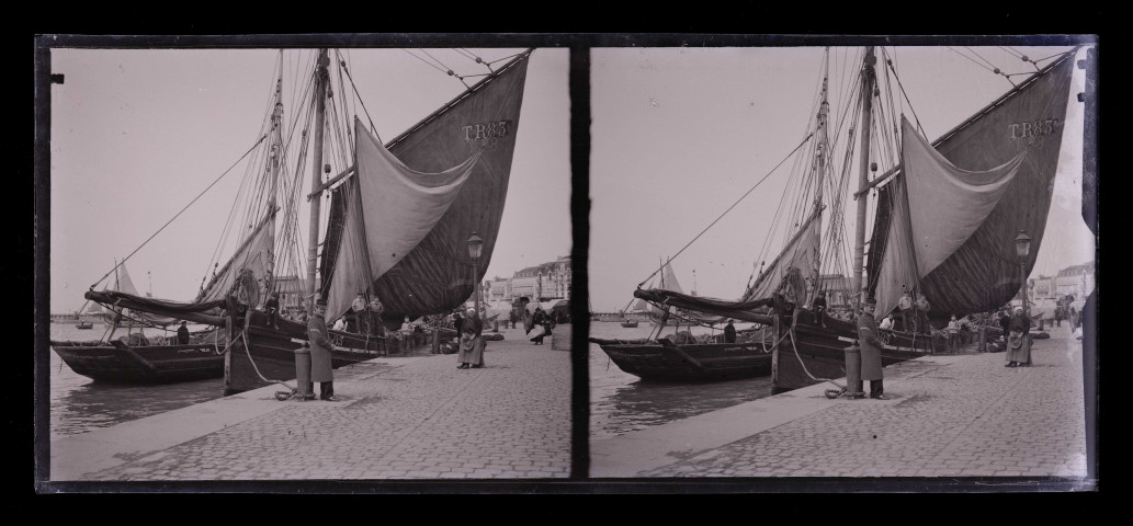 Marins à bord de leur bateaux de pêche amarrés dans le port de Trouville (Calvados).
