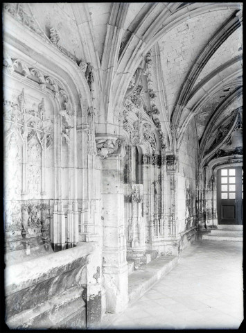 Porte du réfectoire et piscine de l'abbaye Notre-Dame de Fontenelle de Saint-Wandrille-Rançon (Seine-Maritime).
