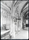 Porte du réfectoire et piscine de l'abbaye Notre-Dame de Fontenelle de Saint-Wandrille-Rançon (Seine-Maritime).