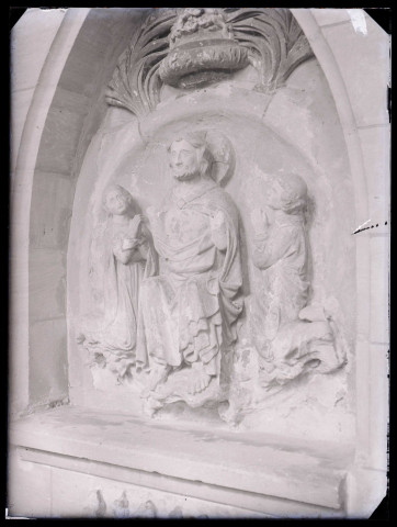 Église du Bec au Bec-Hellouin (Eure), bas-relief.