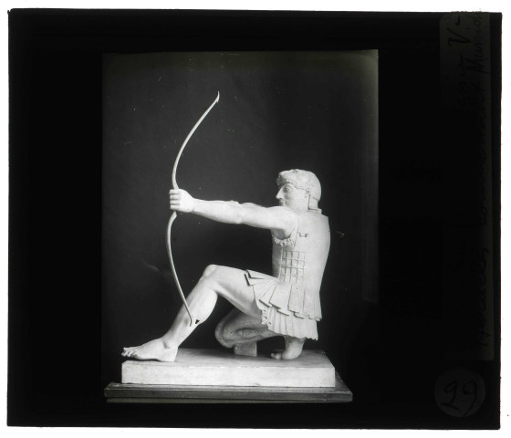 Glyptothèque de Munich (Allemagne), fronton du temple d'Aphaïa à Égine (Grèce), "Héraclès archer".