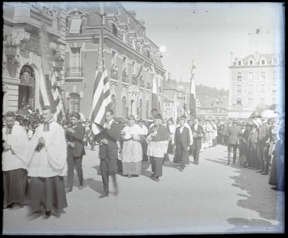 Procession en l'honneur de la béatification de Sainte-Thérèse de Lisieux à Lisieux (Calvados).